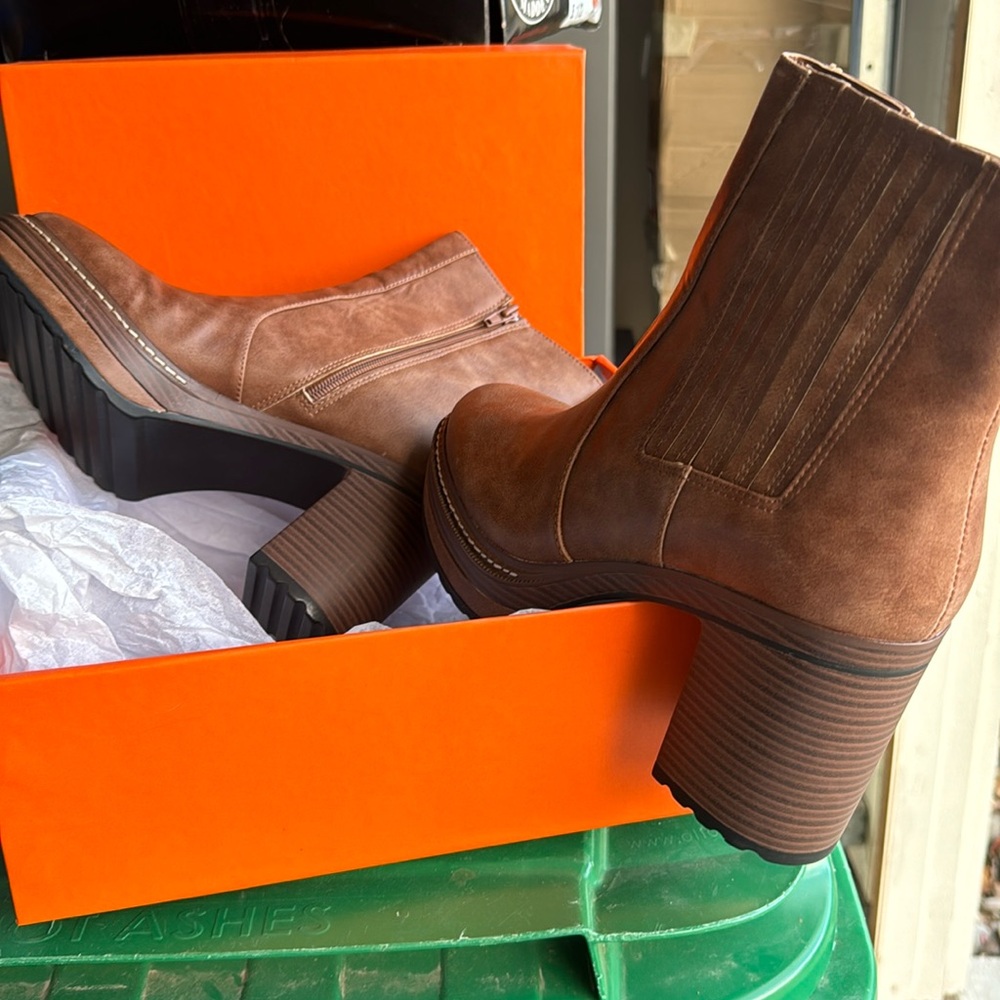 Ankle boots tan